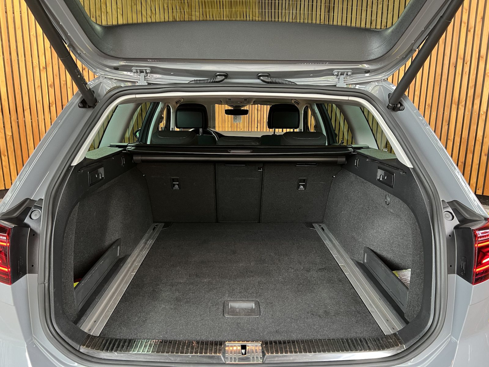 Fahrzeugabbildung Volkswagen Passat Variant 1,5 TSI DSG Navi*IQ.Light*Virtual