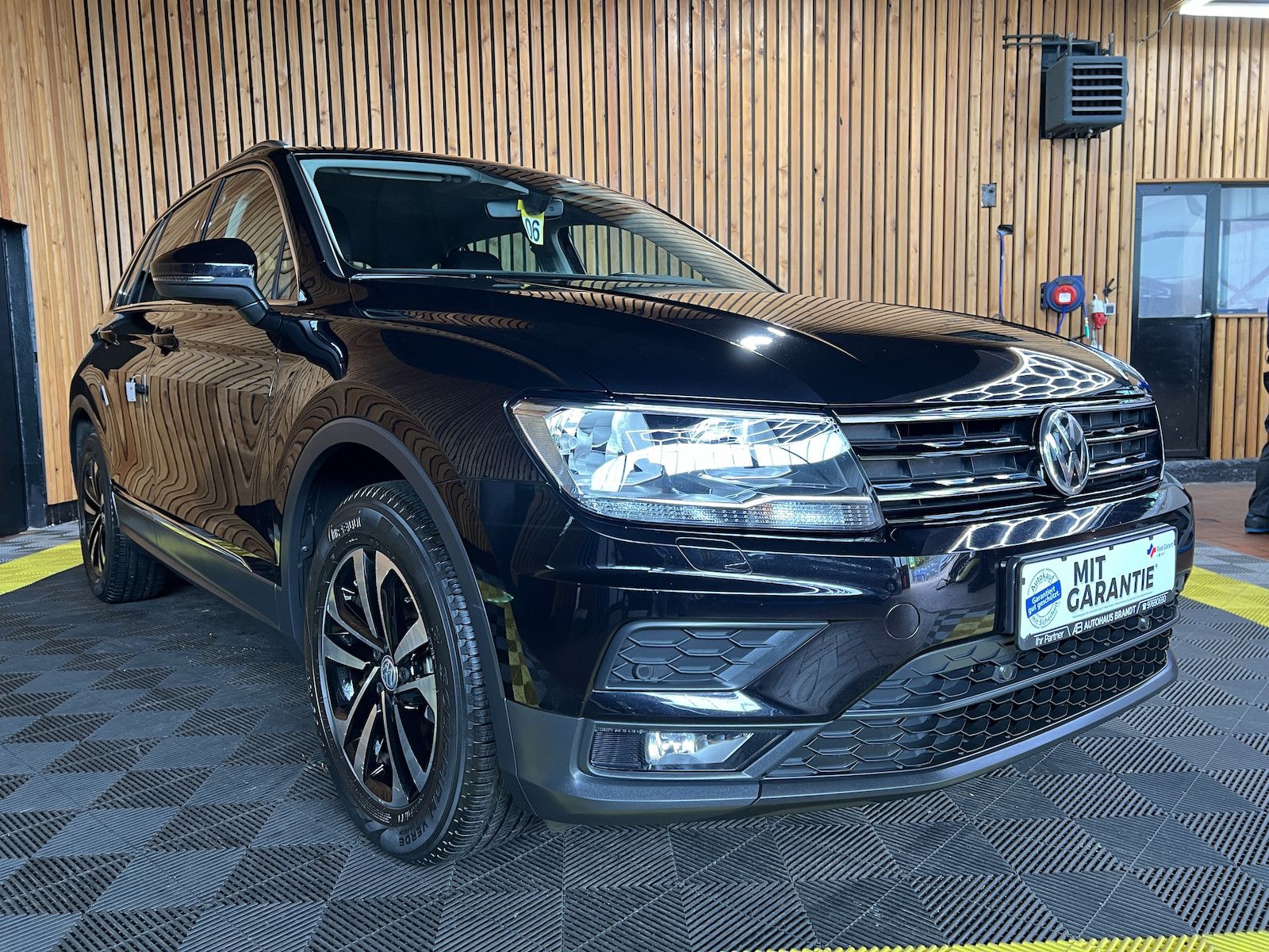 Fahrzeugabbildung Volkswagen Tiguan 1,5 TSI UNITED DSG *Navi*AHK*PDC*Alu*Lane