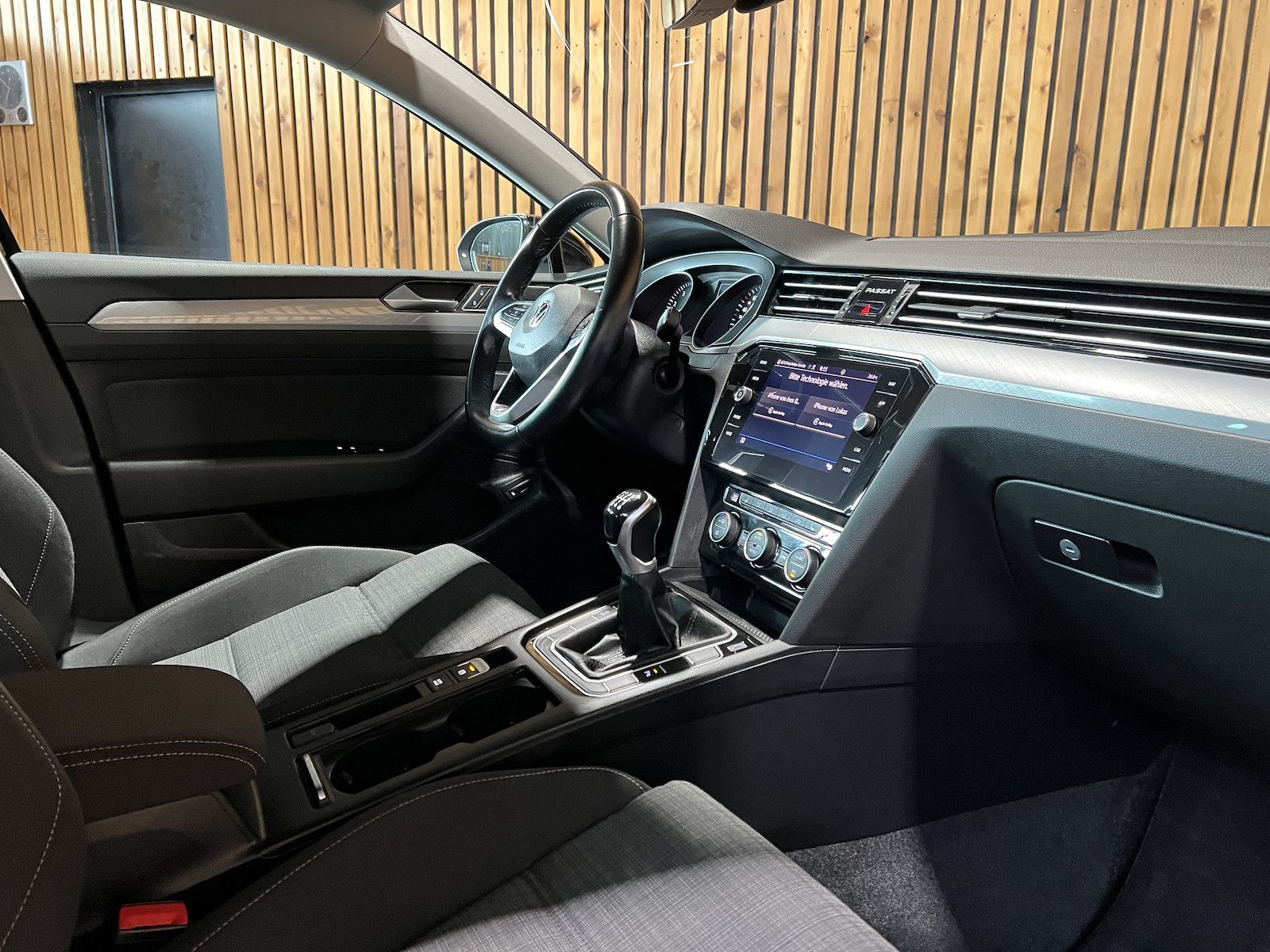 Fahrzeugabbildung Volkswagen Passat Variant 1,5 TSI *Navi*Matrix*Kam*AHK*Pano