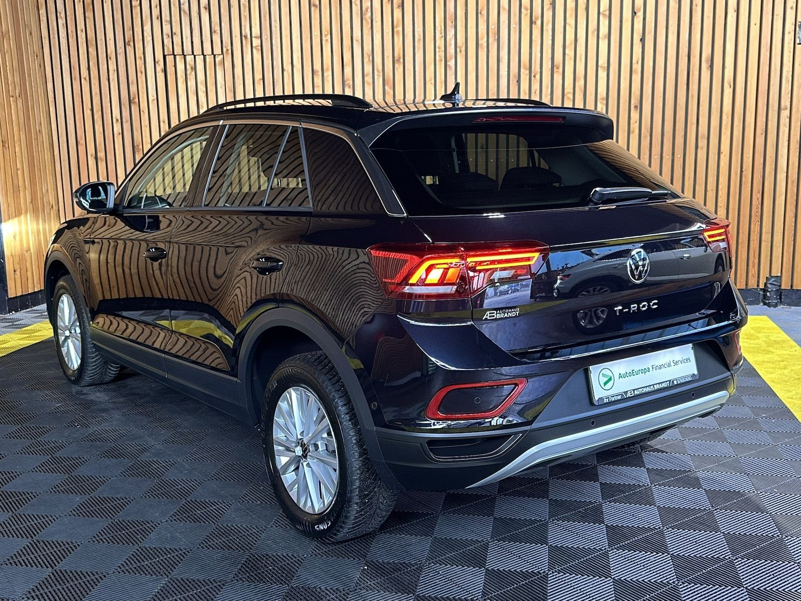 Fahrzeugabbildung Volkswagen T-Roc 2,0 TDI Life DSG *Navi*AHK*LED*Kam*Virtual