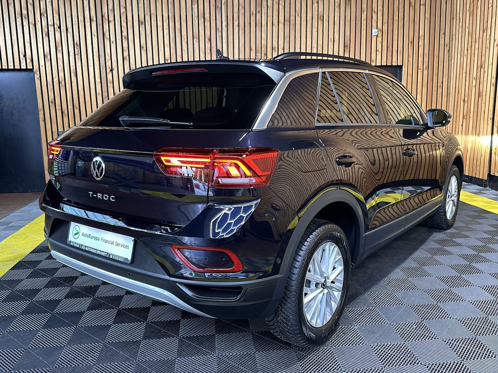 Fahrzeugabbildung Volkswagen T-Roc 2,0 TDI Life DSG *Navi*AHK*LED*Kam*Virtual