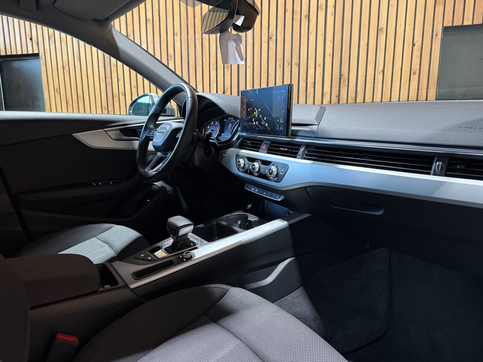 Fahrzeugabbildung Audi A4 Avant 2,0 TDI Aut. *Navi+*ACC*AHK*Kamera*LED*