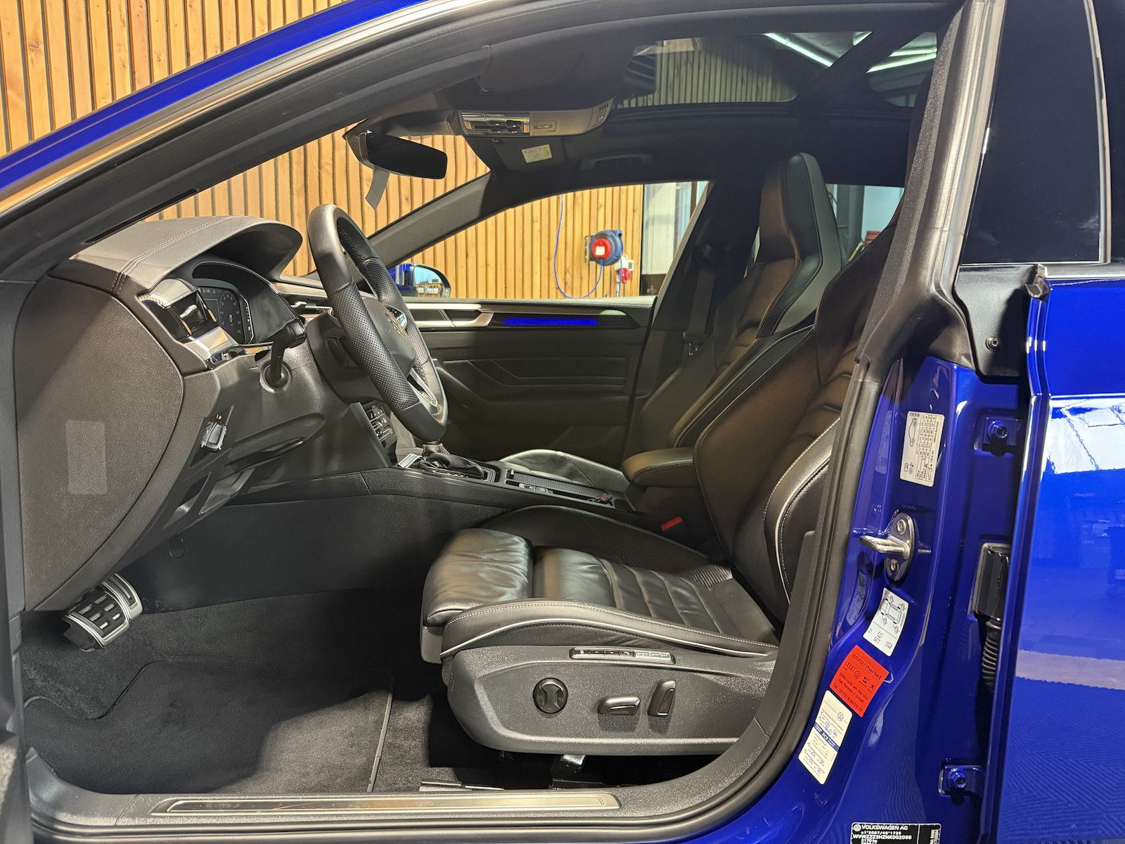 Fahrzeugabbildung Volkswagen Arteon Shooting B. R-Line Navi*IQ*Area*AHK*Leder