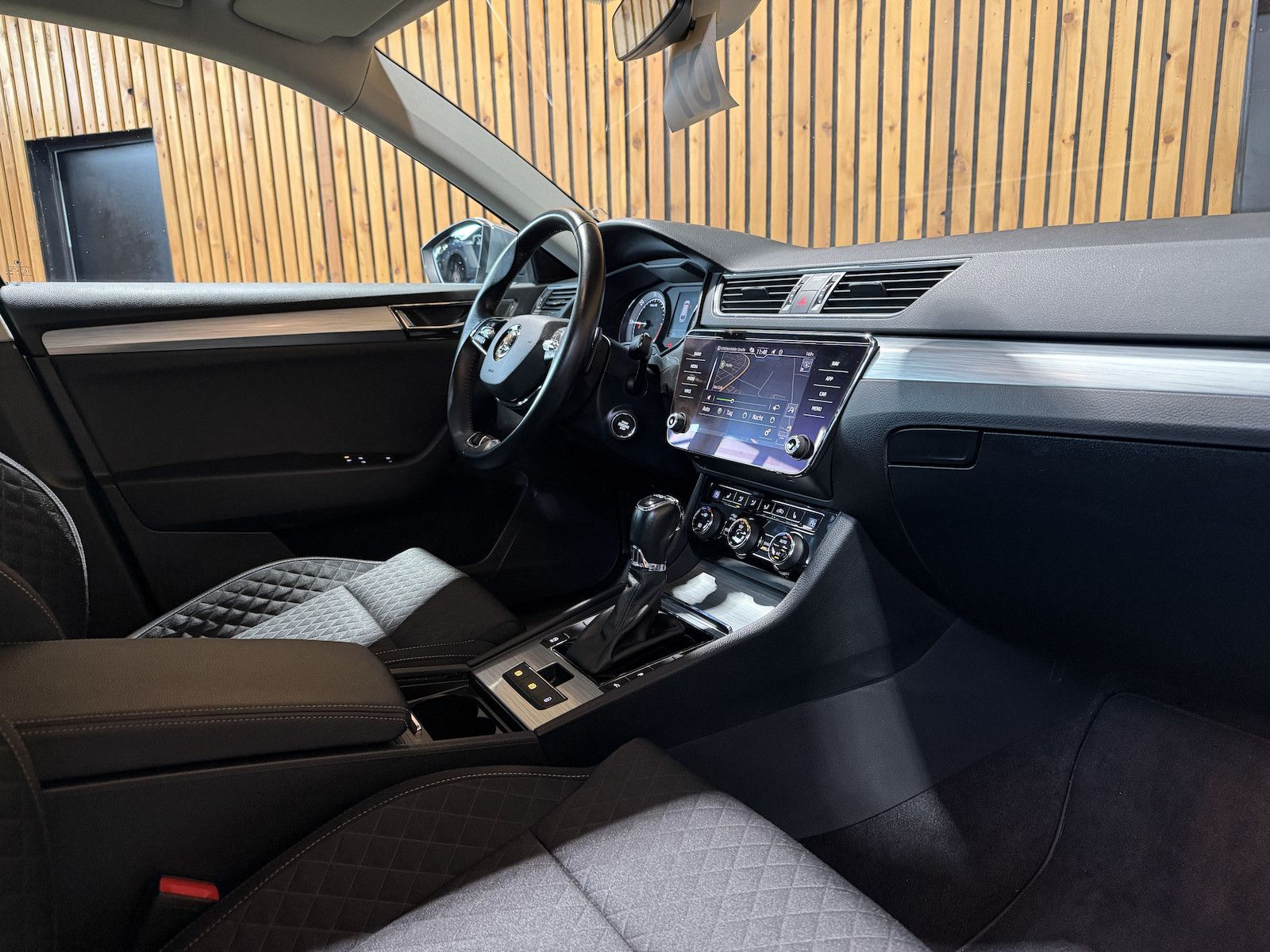 Fahrzeugabbildung SKODA Superb Combi 2,0 TDI DSG Navi*ACC*LED*AHK*Kamera