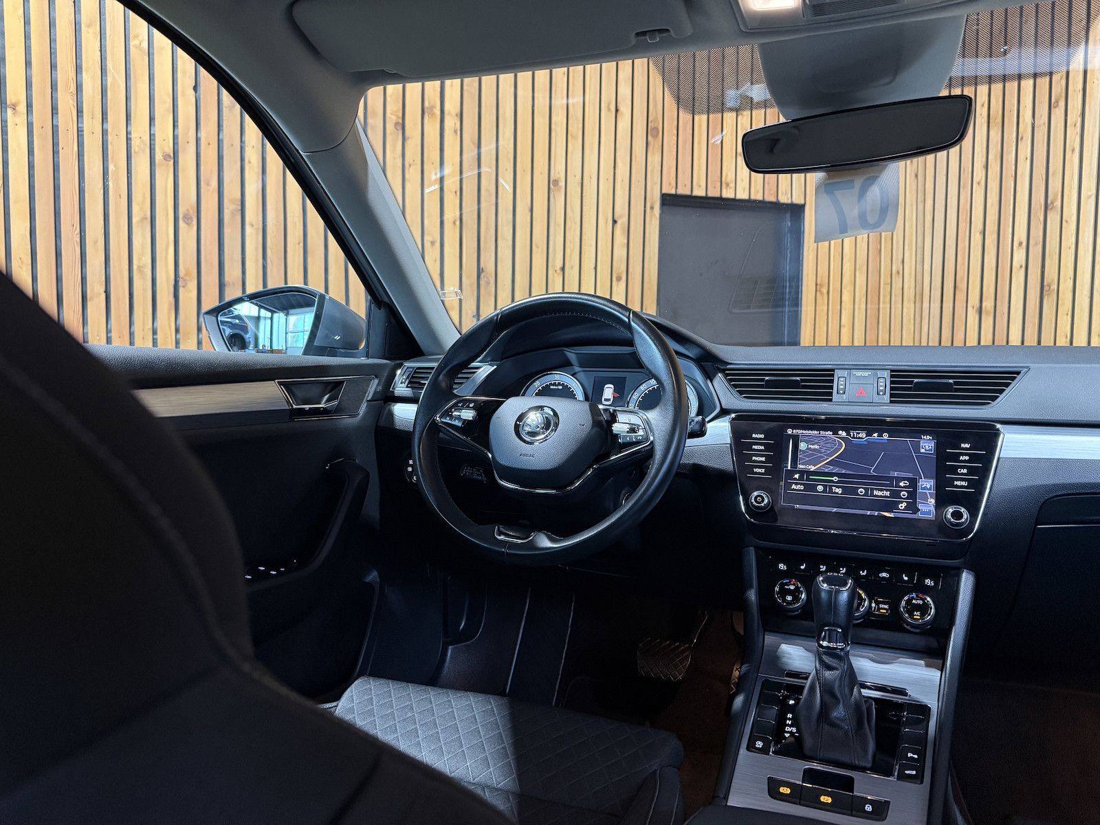 Fahrzeugabbildung SKODA Superb Combi 2,0 TDI DSG Navi*ACC*LED*AHK*Kamera