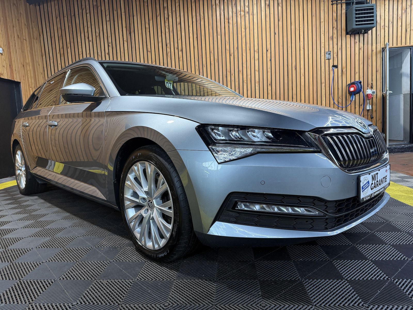 Fahrzeugabbildung SKODA Superb Combi 2,0 TDI DSG Navi*ACC*LED*AHK*Kamera