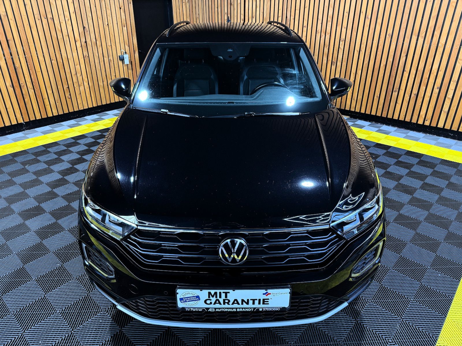 Fahrzeugabbildung Volkswagen T-Roc 2,0 TSI Sport 4M DSG Black *Navi*AHK*LED*