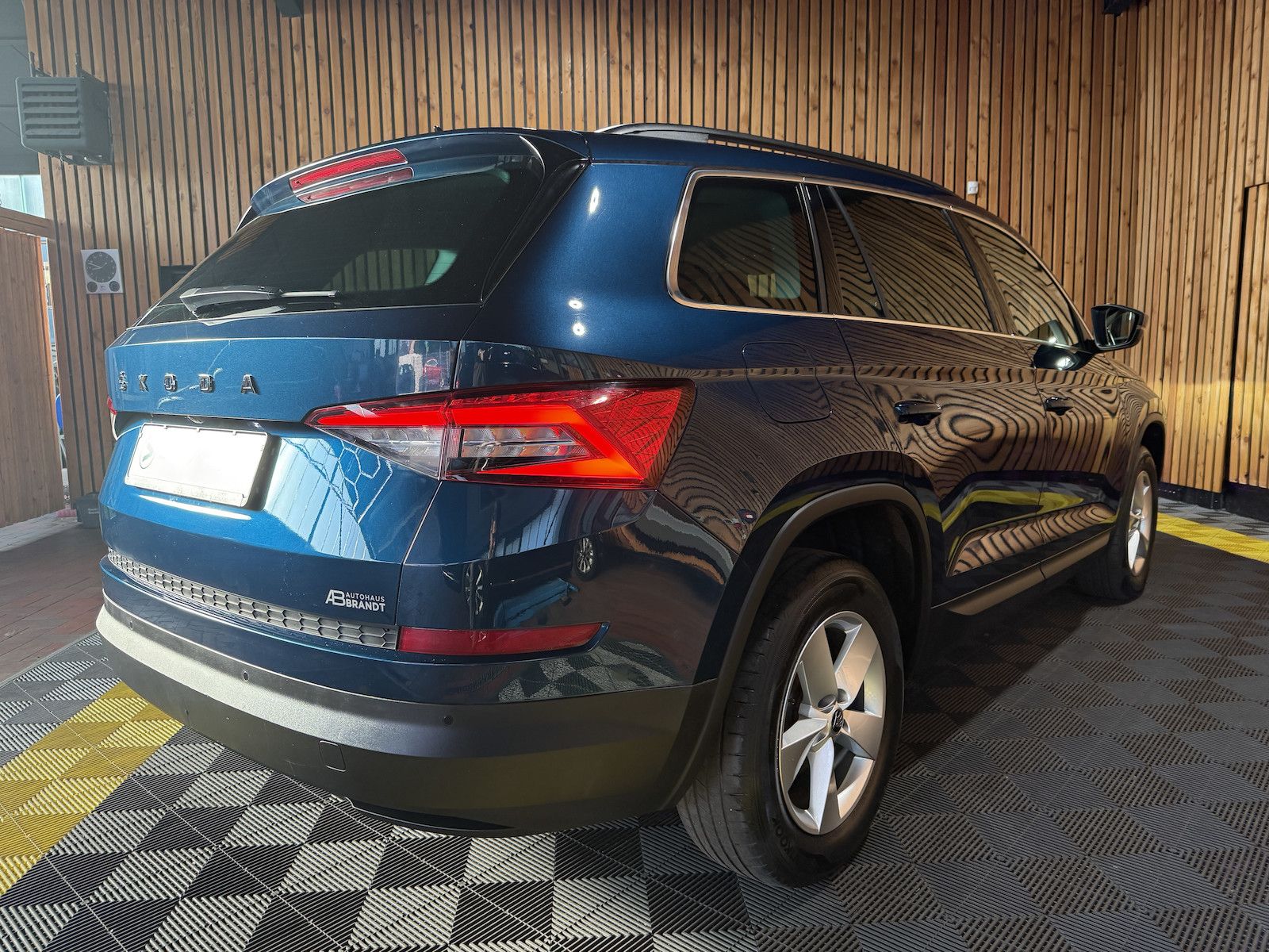 Fahrzeugabbildung SKODA Kodiaq 2,0 TDI DSG *Navi*LED*AHK*DCC*Kessy*ACC*